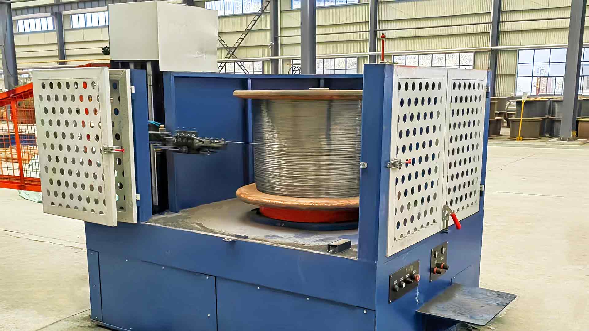 Su deposu tel çizim makinesinde batık kalıp rolü nedir ve yüzey kaplamasını ve tel düzlüğünü nasıl arttırır?